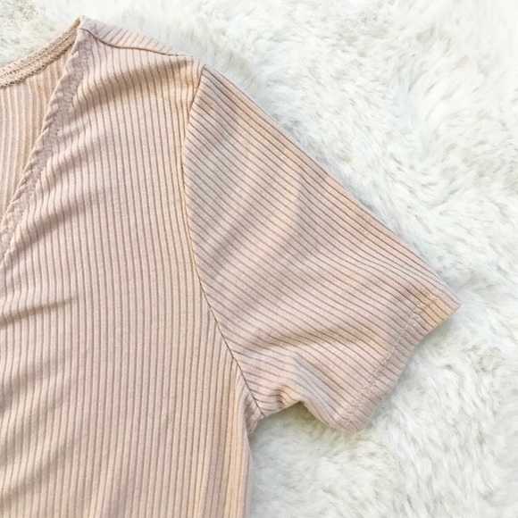 🌻 3/$20 Pink Short Sleeve Ribbed V Neck Bodysuit - Picture 3 of 7